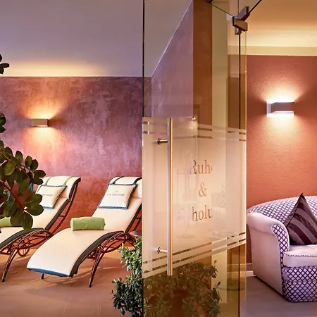 Отель Der Waldhof 4*
